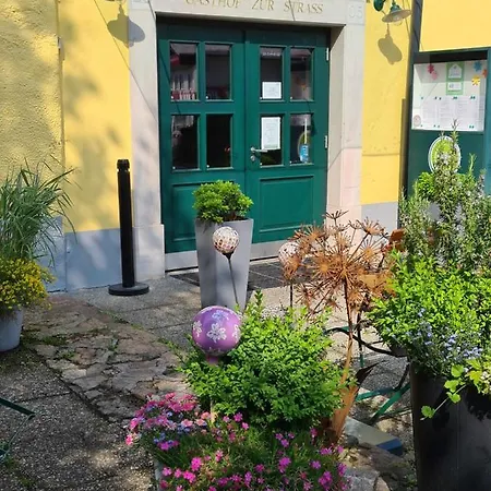 Konukevi Zur Strass